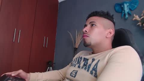 Snapshot of girge23 chatting on December 29, 3:57 pm piggy boy online show from December 29, 3:57 pm