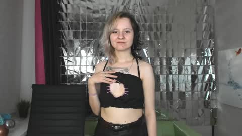 Snapshot of girl_next_doorr chatting on January 18, 6:32 pm girl_next_doorr online show from January 18, 6:32 pm