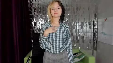 Snapshot of girl_next_doorr chatting on December 28, 12:24 pm girl_next_doorr online show from December 28, 12:24 pm