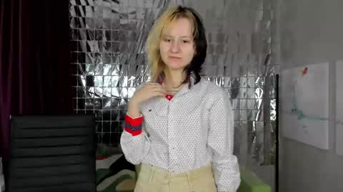 Snapshot of girl_next_doorr chatting on January 3, 12:18 pm girl_next_doorr online show from January 3, 12:18 pm