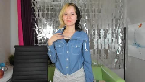 Snapshot of girl_next_doorr chatting on January 12, 6:48 pm girl_next_doorr online show from January 12, 6:48 pm