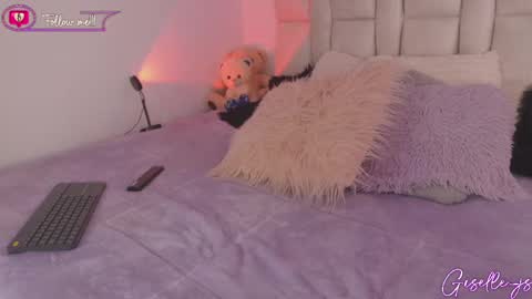 Snapshot of giselle_js chatting on February 14, 7:44 pm Instagram gisellee 22 online show from February 14, 7:44 pm