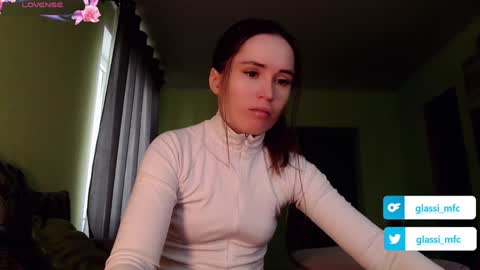glassi online show from December 7, 11:45 am