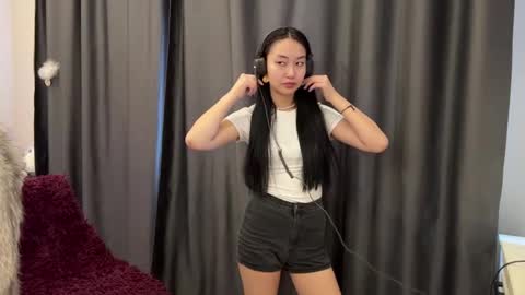 Mia online show from March 21, 9:36 am