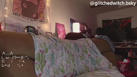 Snapshot of glitchwitch chatting on December 19, 10:32 pm Glitch online show from December 19, 10:32 pm