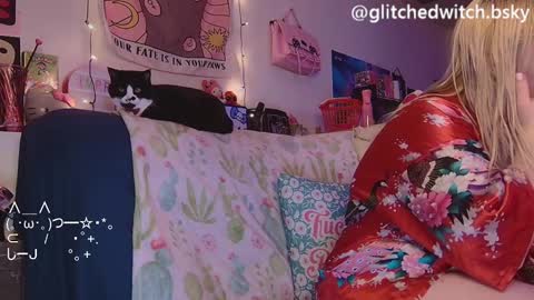 Snapshot of glitchwitch chatting on January 19, 5:26 am Glitch online show from January 19, 5:26 am
