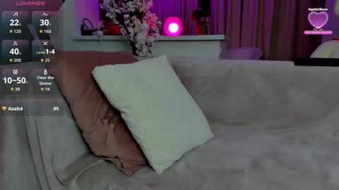 Snapshot of glowing_blonde chatting on September 30, 6:40 pm Alice online show from September 30, 6:40 pm
