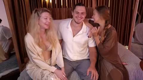   330 UTC2 girls   online show from November 16, 3:52 am