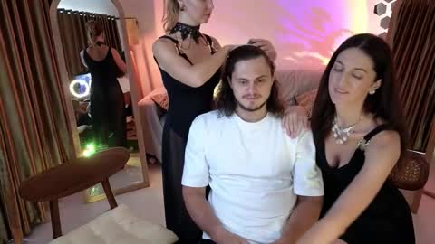   330 UTC2 girls   online show from October 19, 3:22 am