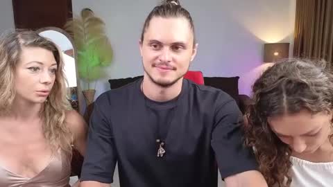 Snapshot of goddess_marylin chatting on December 4, 2:25 am 330 UTC2 girls online show from December 4, 2:25 am