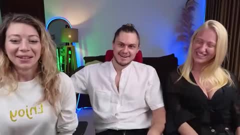 Snapshot of goddess_marylin chatting on December 7, 3:20 am 330 UTC2 girls online show from December 7, 3:20 am