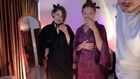   330 UTC2 girls   online show from October 8, 3:34 am