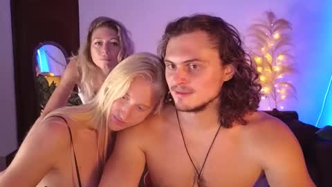Snapshot of goddess_marylin chatting on January 22, 5:48 am 330 UTC2 girls online show from January 22, 5:48 am