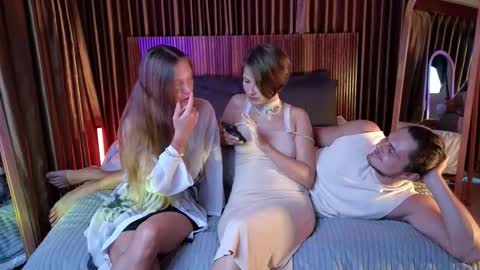   330 UTC2 girls   online show from October 9, 3:45 am