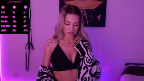 Snapshot of goddessnyxluxuria chatting on September 19, 2:27 am Goddess Nyx online show from September 19, 2:27 am