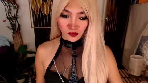 Snapshot of goddessquinnie chatting on March 2, 1:47 am quinnie online show from March 2, 1:47 am