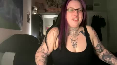 Snapshot of goddessxxviolet chatting on March 8, 12:11 am Goddess Violet online show from March 8, 12:11 am