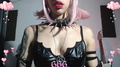 Snapshot of gothicute chatting on January 16, 12:45 am online show from January 16, 12:45 am