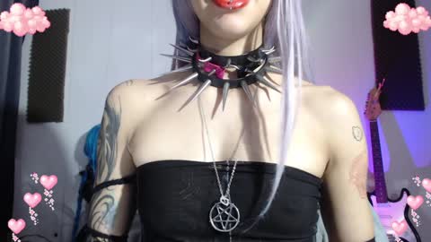 Snapshot of gothicute chatting on December 4, 6:05 am online show from December 4, 6:05 am
