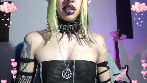 Snapshot of gothicute chatting on December 9, 1:07 am online show from December 9, 1:07 am