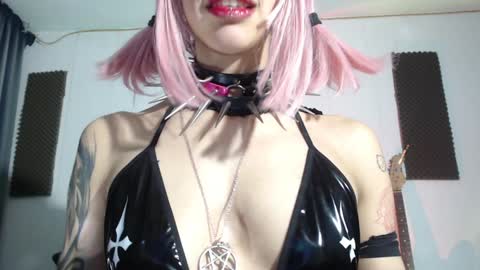Snapshot of gothicute chatting on January 5, 4:14 am online show from January 5, 4:14 am