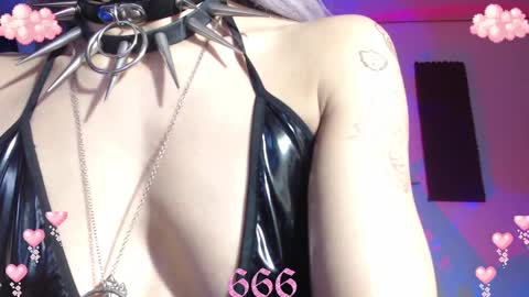 Snapshot of gothicute chatting on February 12, 7:34 am online show from February 12, 7:34 am