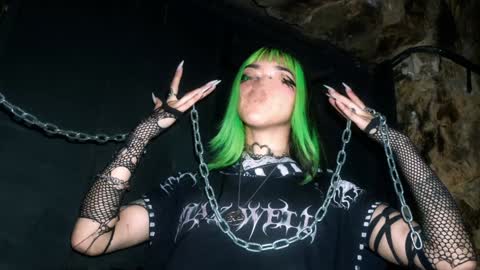 Snapshot of gothicute chatting on December 8, 6:11 am online show from December 8, 6:11 am