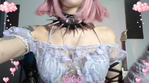 Snapshot of gothicute chatting on January 14, 11:27 pm online show from January 14, 11:27 pm