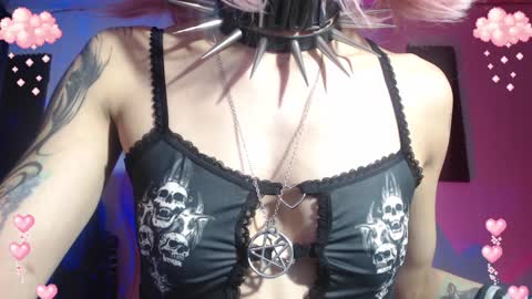 Snapshot of gothicute chatting on February 8, 7:37 am online show from February 8, 7:37 am