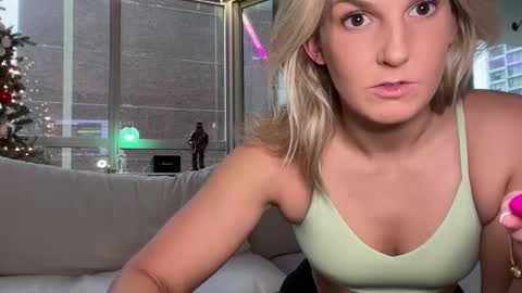 Snapshot of graciemae_baexx chatting on February 3, 9:29 pm Gracie Mae online show from February 3, 9:29 pm