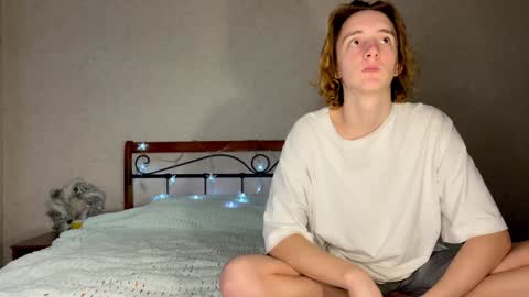 Snapshot of grayzee_ chatting on December 20, 10:49 am Gray and Milly online show from December 20, 10:49 am