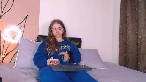 Snapshot of grecia_rouse chatting on December 27, 5:31 am GRECIA online show from December 27, 5:31 am