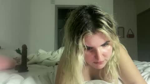 Snapshot of grrlgod chatting on December 4, 12:02 am grrlgod online show from December 4, 12:02 am