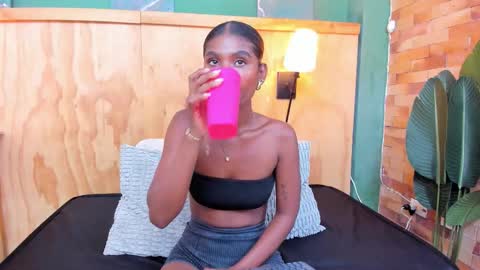 Halley Lorens online show from February 18, 7:35 pm