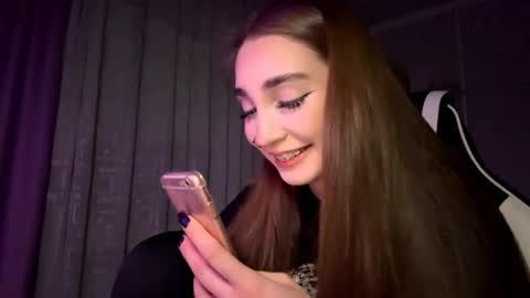 Holly online show from November 8, 8:01 pm