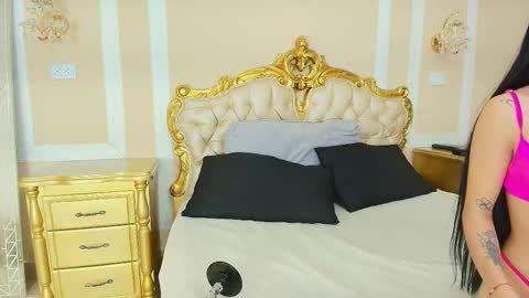 Hallie Stone online show from February 4, 2:10 pm