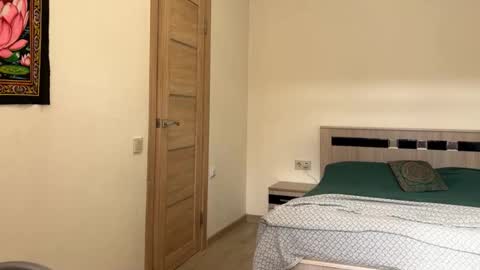 hannah levis  online show from February 12, 7:45 am