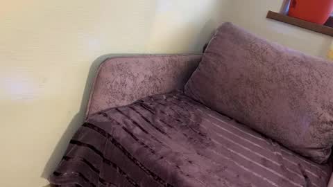 hannah levis  online show from February 25, 8:07 am