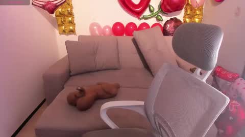 Snapshot of hannasophia_ chatting on February 16, 3:15 am online show from February 16, 3:15 am