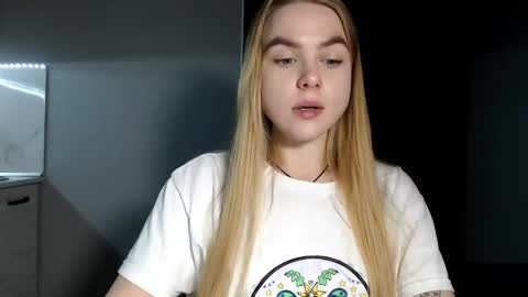 happy_fox_ online show from January 7, 9:25 pm