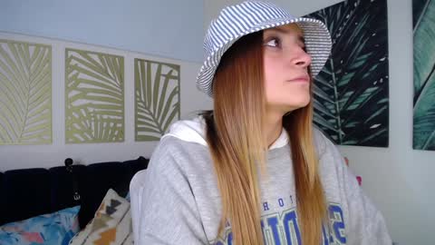 Snapshot of hat_girl chatting on February 4, 5:53 am Nicole online show from February 4, 5:53 am