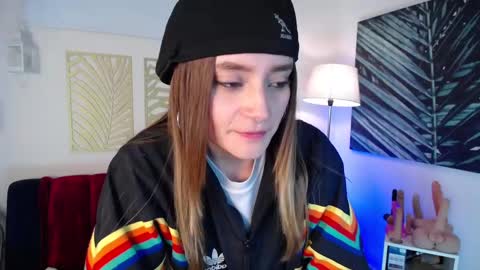 Snapshot of hat_girl chatting on March 7, 4:02 am Nicole online show from March 7, 4:02 am