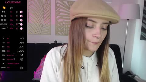 Snapshot of hat_girl chatting on January 25, 4:02 am Nicole online show from January 25, 4:02 am