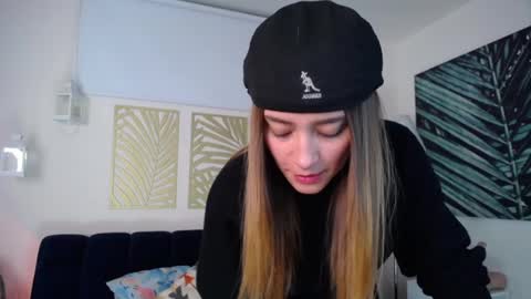 Snapshot of hat_girl chatting on January 31, 3:41 am Nicole online show from January 31, 3:41 am
