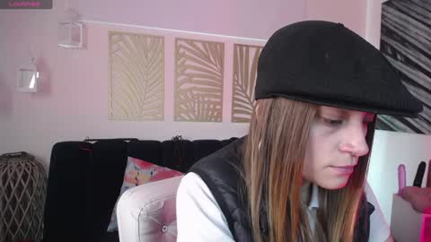 Snapshot of hat_girl chatting on January 23, 9:50 pm Nicole online show from January 23, 9:50 pm