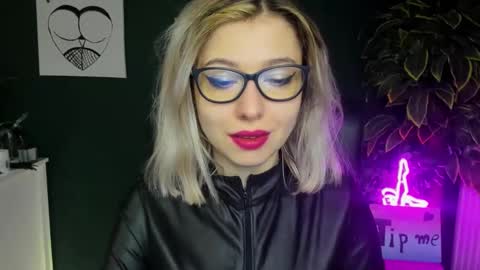 Snapshot of heidi_pleasure chatting on January 23, 5:35 am Heidi online show from January 23, 5:35 am