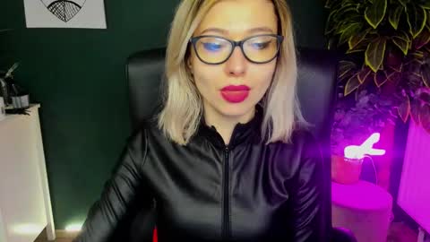 Snapshot of heidi_pleasure chatting on January 23, 9:08 am Heidi online show from January 23, 9:08 am