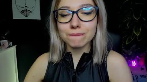 Snapshot of heidi_pleasure chatting on January 27, 2:02 pm Heidi online show from January 27, 2:02 pm
