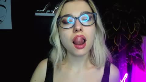 Snapshot of heidi_pleasure chatting on February 26, 1:54 pm Heidi online show from February 26, 1:54 pm