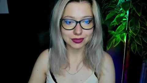 Snapshot of heidi_pleasure chatting on September 17, 4:27 am Heidi online show from September 17, 4:27 am